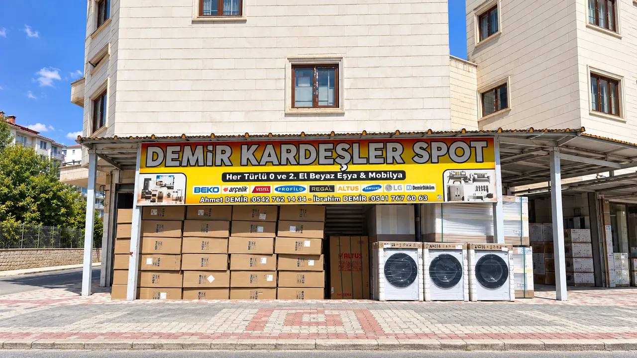 Demir Kardeşler Spot mağazasının Eyyüp Spot Çarşısı'ndaki cephesi: tabela, koliler ve beyaz eşyalar